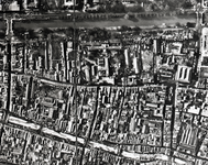 84709 Verticale luchtfoto van een gedeelte van de binnenstad van Utrecht. Boven de Oudegracht, rechts de Lange ...